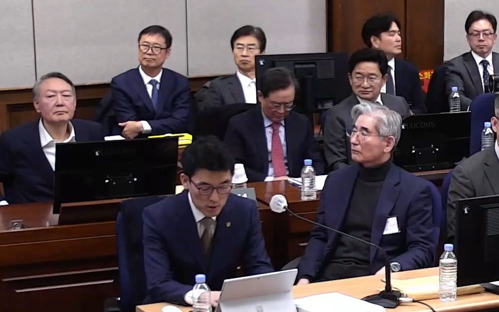 Former President Yoon Suk Yeol, far left in the second row, and former Minister of Defense Kim Yong-hyun, front right, attend a first-instance sentencing hearing on charges of leading an insurrection at the Seoul Central District Court in southern Seoul on Jan. 9. [NEWS1]