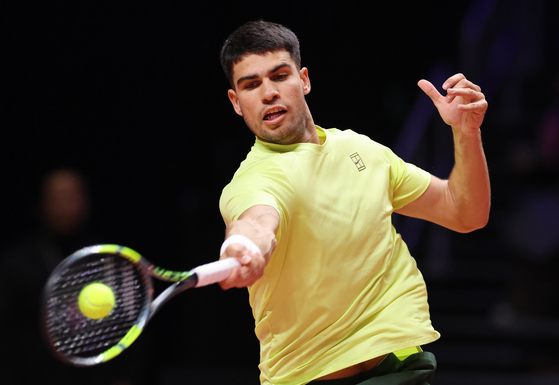 Carlos Alcaraz of Spain in action against Jannik Sinner of Italy during the Hyundai Card Super Match against Carlos Alcaraz of Spain in Incheonon Jan. 10.  [EPA/YONHAP]