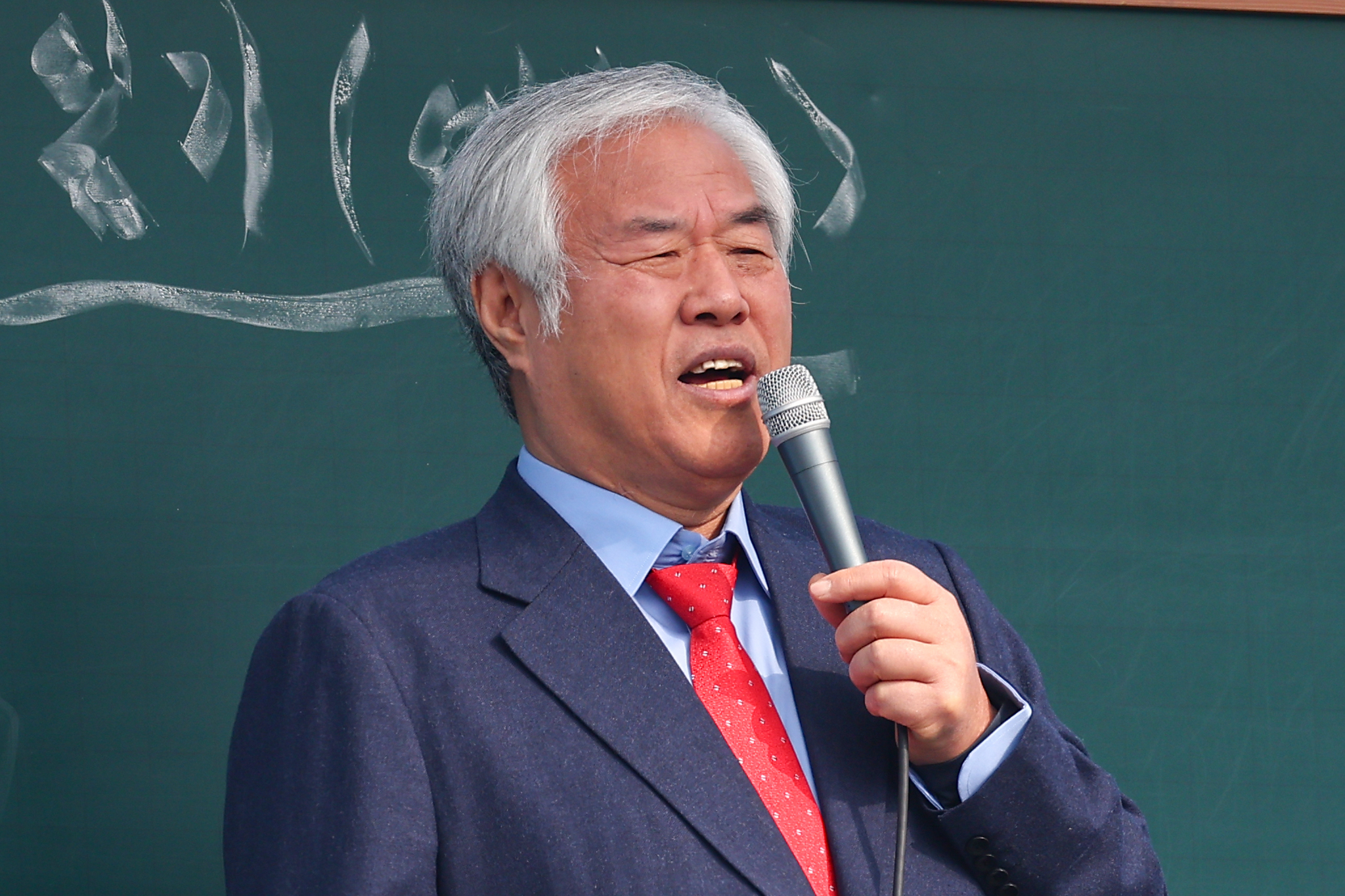 Far-right pastor Jeon Kwang-hoon of Sarang Jeil Church speaks at a joint praying session in Jongno District, central Seoul, on Feb. 16, 2025. [YONHAP]