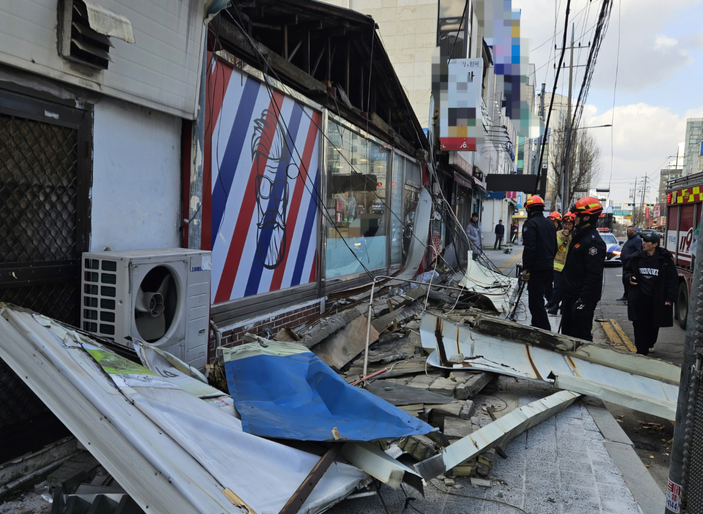 A fallen sign lies on a street in Uijeongbu, Gyeonggi, on Jan. 10, following strong winds. [NEWS1]