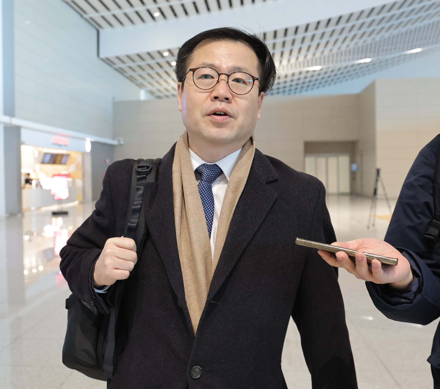 Trade Minister Yeo Han-koo departs for Washington at Incheon International Airport on Jan. 11 to hold talks with U.S. Trade Representative Jamieson Greer and other officials. [YONHAP] 