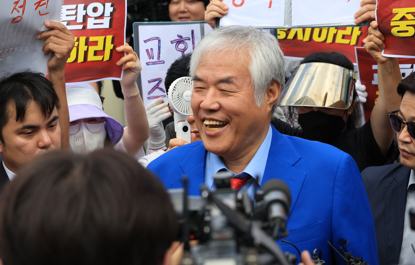 Far-right pastor Jeon Kwang-hoon of the Sarang Jeil Church speaks in front of his church in Seongbuk District, central Seoul, during a police raid on Aug. 5, 2025. [YONHAP]