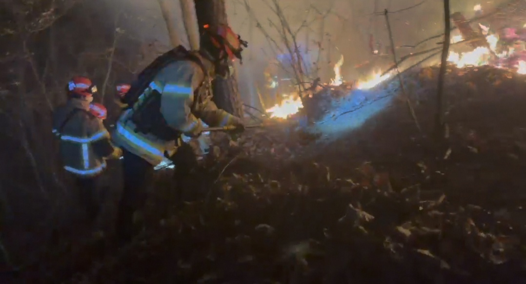 Firefighters continue mop-up operations after bringing the main blaze under control at the site of a wildfire in Bibong-ri, Uiseong-eup, North Gyeongsang, on Jan. 10. [NEWS1] 
