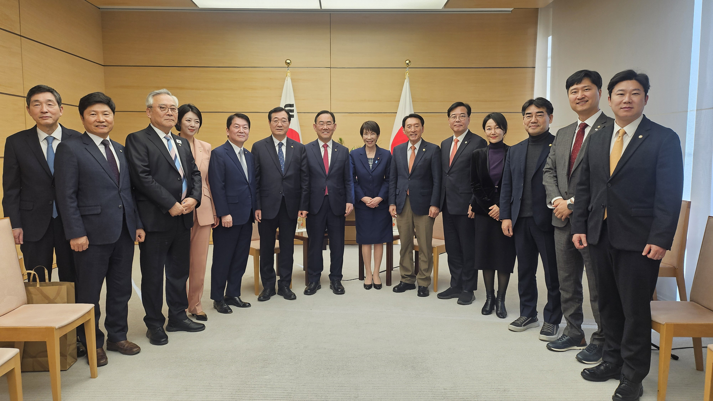 Japanese Prime Minister Sanae Takaichi, seventh from right, along with Deputy Assembly Speaker Rep. Joo Ho-young, seventh from left and other South Korean lawmakers, pose for a photo at Takaichi's residence in Tokyo on Jan. 9 in this photo provided by Joo's office. [YONHAP]