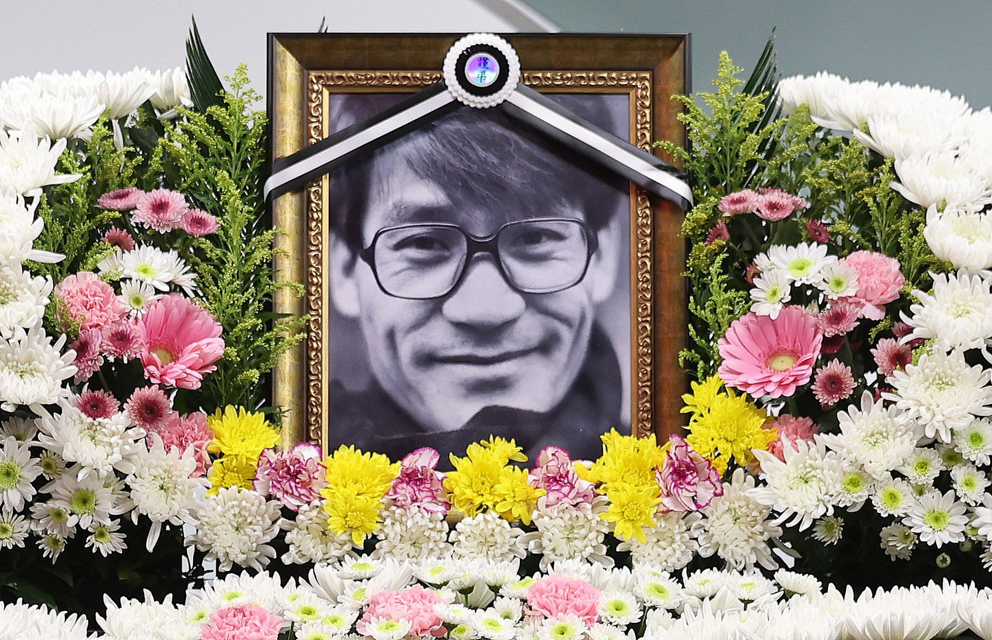 A memorial space for actor Ahn Sung-ki is set up at the Seoul Cinema Center in Jung District, central Seoul, on January 5; an image from Our Joyful Young Days is used as the memorial portrait. [NEWS1] 