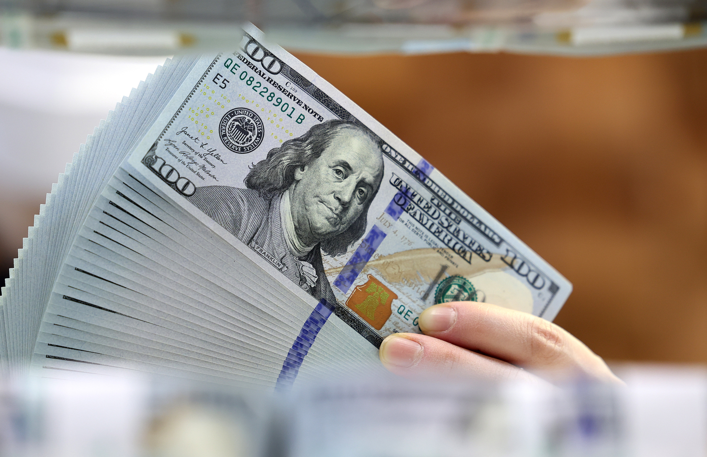 An employee counts U.S. dollar bills at Hana Bank’s Counterfeit Response Center in Jung District, central Seoul, on Jan. 6. [NEWS] 