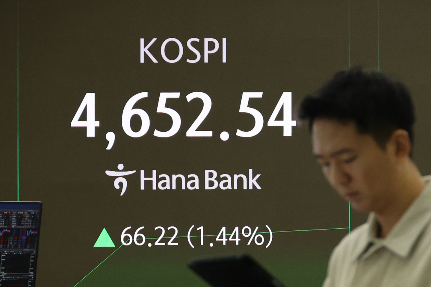 This photo taken Jan. 12, shows the dealing room of Hana Bank in Seoul. [YONHAP] 