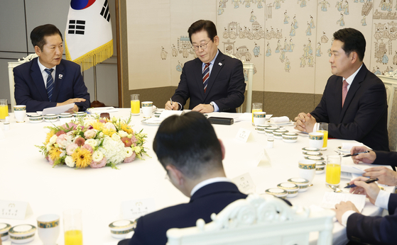President Lee Jae Myung, center, holds a luncheon with leaders of the ruling Democratic Party and the main opposition People Power Party at the presidential office in Seoul in this Sept. 8, 2025, file photo.  [JOINT PRESS CORPS] 