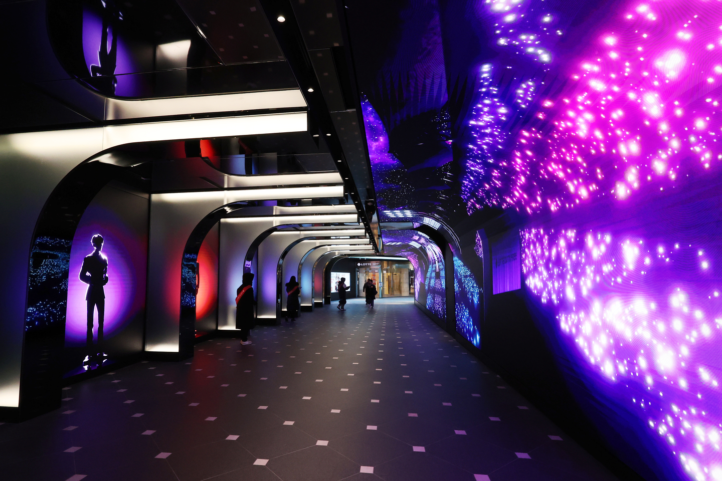 Lotte Duty Free reopened its newly renovated Star Avenue, located within its main Myeongdong store in Jung District, central Seoul, on Jan. 12. Redesigned to attract more international tourists, the space features interactive areas such as the “High-Five Zone” and a large media wall. [YONHAP]