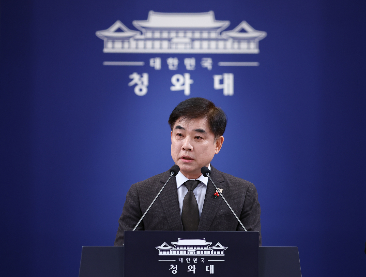 Kim Byung-wook, the presidential secretary for political affairs, announces President Lee Jae Myung's plan to host a luncheon with the leadership of the ruling and opposition parties during a press briefing at the Blue House in central Seoul on Jan. 12.  [YONHAP] 