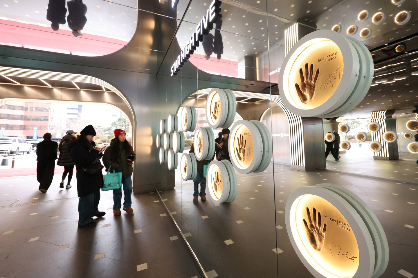 Lotte Duty Free reopened its newly renovated Star Avenue, located within its main Myeongdong store in Jung District, central Seoul, on Jan. 12. Redesigned to attract more international tourists, the space features interactive areas such as the “High-Five Zone” and a large media wall. [YONHAP]
