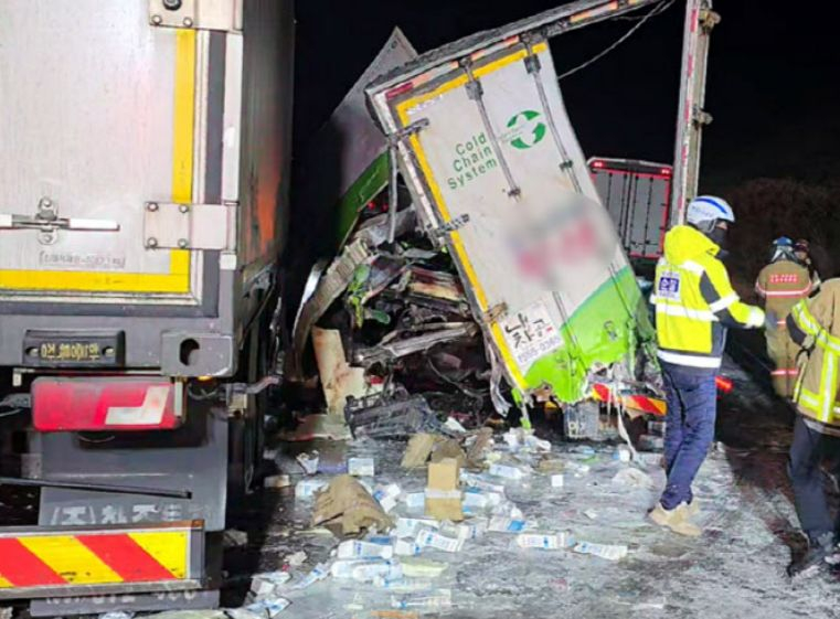 A scene of a chain-reaction crash involving four cargo trucks on the Seosan-Yeongdeok Expressway, on the morning of Jan. 12. [YONHAP]