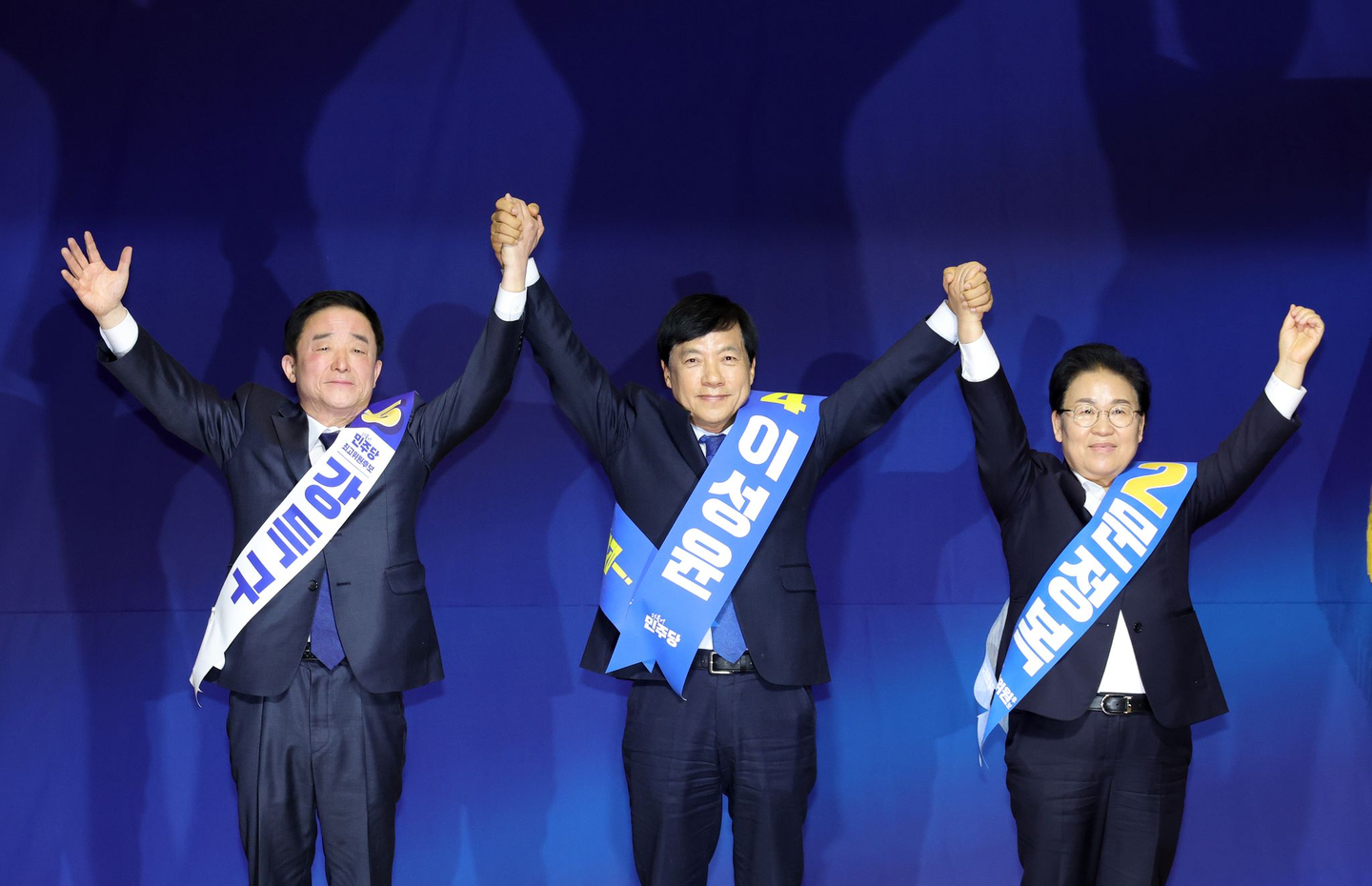 Kang Deuk-gu, left, Lee Sung-yoon, center, and Moon Jeong-bog are elected as Supreme Council members of the Democratic Party at the National Assembly on Jan. 11. [JANG JIN-YOUNG]