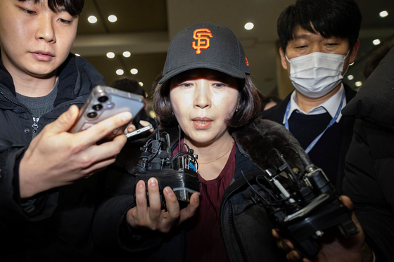 Kim Kyung, a Seoul city council member suspected of delivering 100 million won in nomination-related donations to former lawmaker Kang Sun-woo, arrives at Incheon International Airport on the afternoon of Jan. 11. [JUN MIN-KYU]