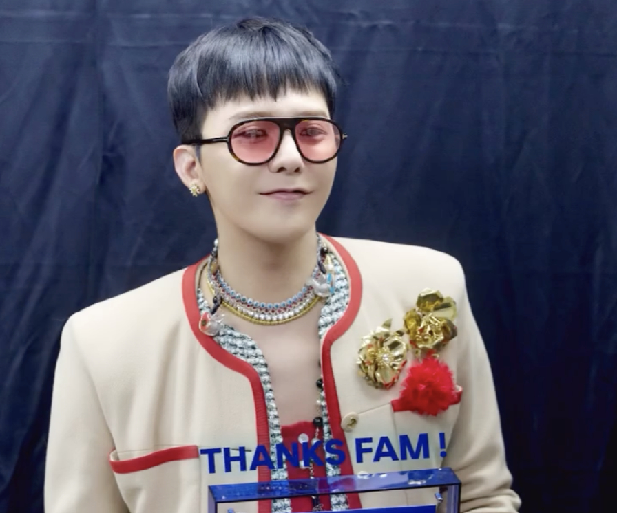 Singer G-Dragon poses with the QQ Music Album of the Year trophy. [GALAXY CORPORATION]