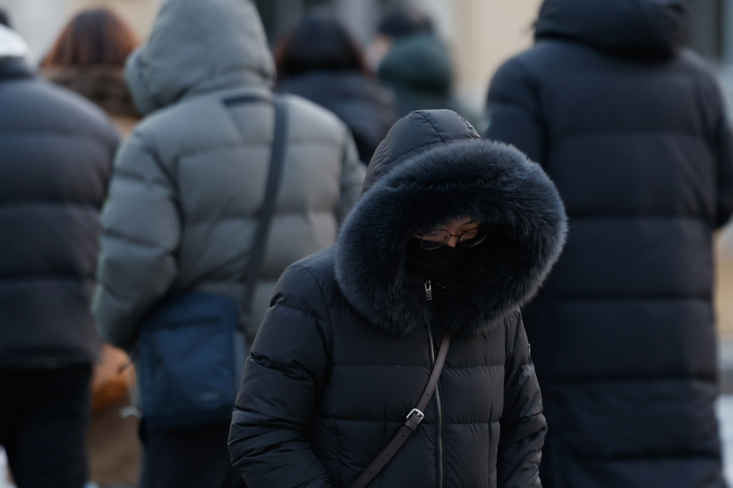 Commuters hurry to work at the Gwanghwamun intersection in Jongno District, central Seoul on Jan. 12. [NEWS1] 