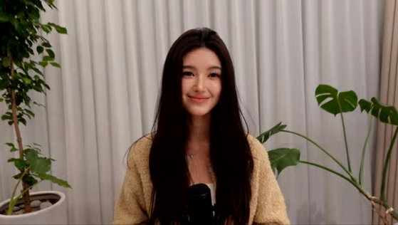 Danielle, former member of NewJeans, greets fans on YouTube and Instagram livestream. [SCREEN CAPTURE]