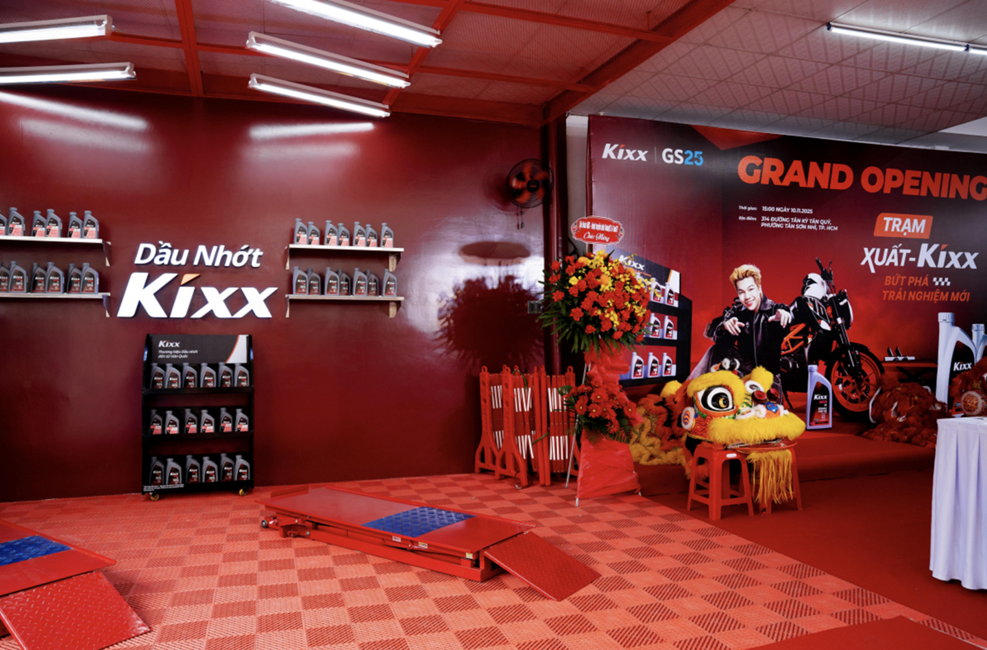 GS25's Tan Ky Tan Quy branch in Vietnam is seen in this photo provided by GS Retail. On Nov. 10, 2025, GS25 collaborated with GS Caltex's lubricant brand Kixx to open a specialized store combining convenience store and motorcycle repair shop. [GS RETAIL]