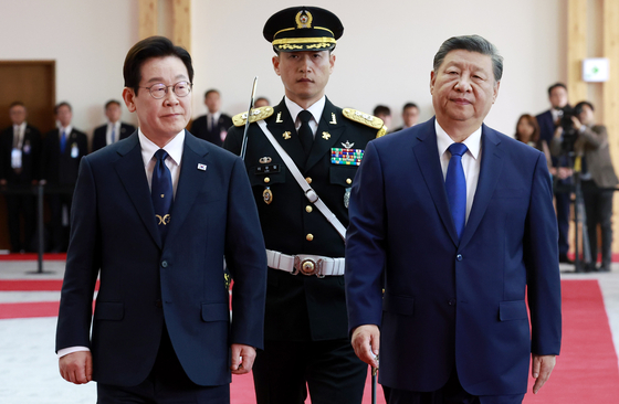 President Lee Jae Myung, left, walks with Chinese President Xi Jinping to hold a summit at the Gyeongju National Museum in North Gyeongsang on Nov. 1. [YONHAP]