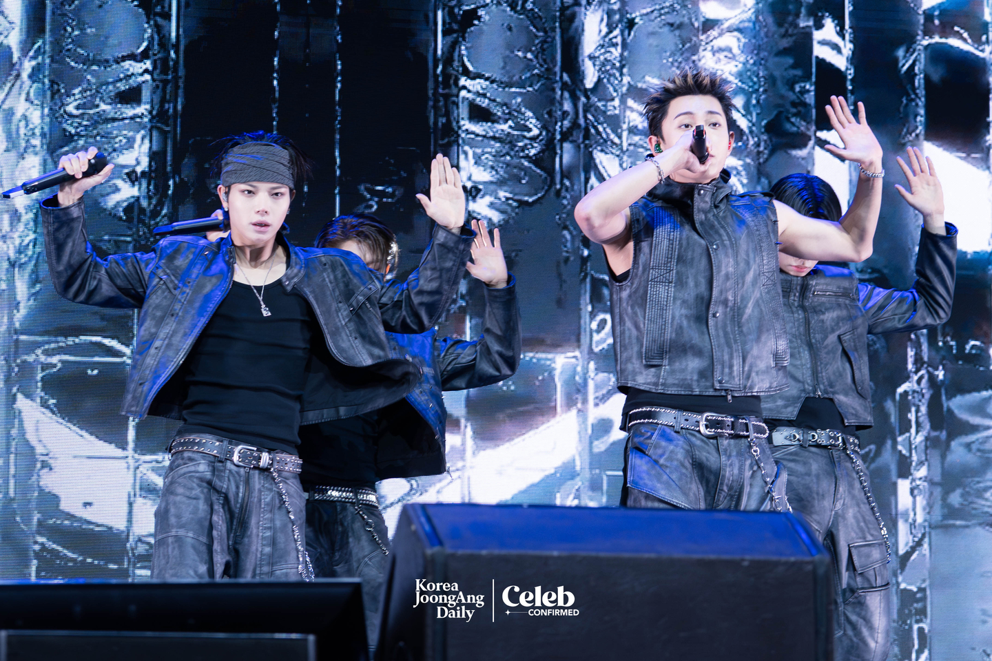 Boy band LNGSHOT performs the lead track “Moonwalkin'” during a showcase for the release of its first EP, ″Shot Callers,″ at Myunghwa Live Hall in western Seoul on Jan. 13. [DANIELA GONZALEZ PEREZ]