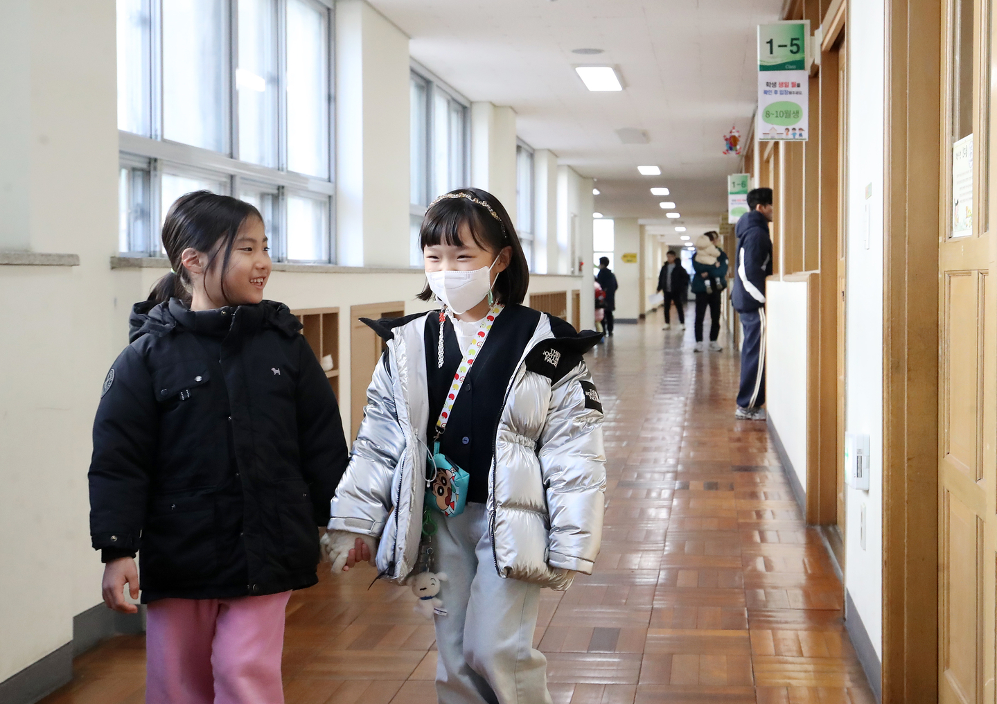Soon-to-be first graders at an elementary school in Busan walk in the school's hallway on Jan. 6. [NEWS1]