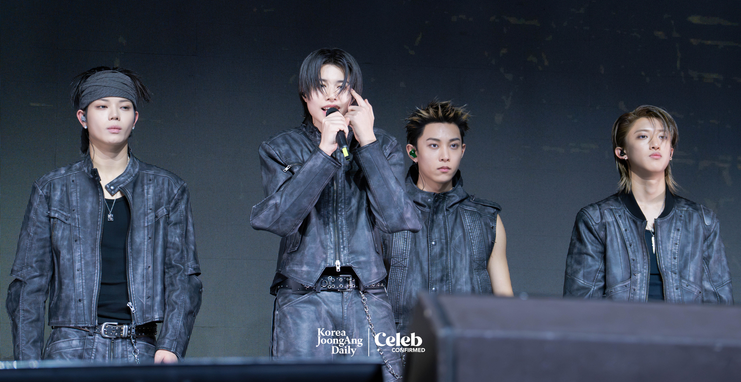 Boy band LNGSHOT performs the pre-release track ″Saucin'″ during a showcase for the release of its first EP, ″Shot Callers,″ at Myunghwa Live Hall in western Seoul on Jan. 13. [DANIELA GONZALEZ PEREZ]