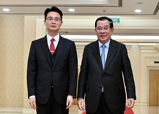 Yun Young-ho, former head of the Unification Church's global headquarters, left, meets then-Cambodian Prime Minister Hun Sen in Cambodia in December 2022. Yun is believed to have obtained Cambodian citizenship and a passport from senior government officials around that time. [SCREEN CAPTURE]
