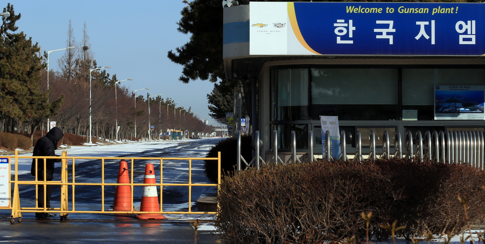 The entrance to GM's Gunsan plant in North Jeolla blocked up on Feb. 13, 2018 when the automaker decided to shut down the plant entirely. [YONHAP]