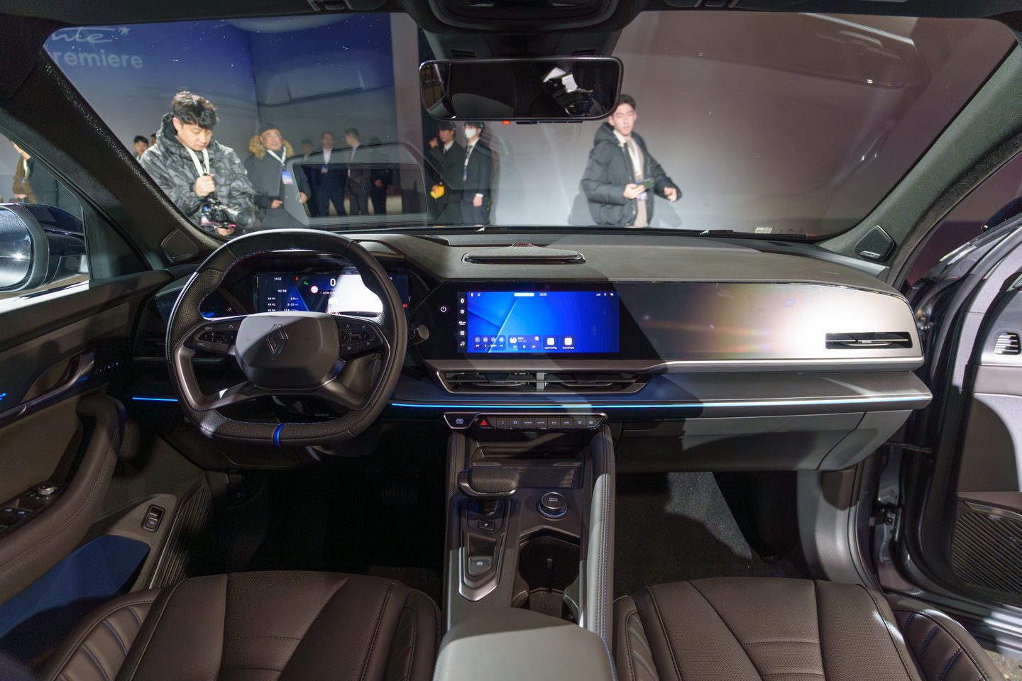 Renault Filante, the French automaker's global flagship vehicle, was unveiled Jan. 13 in eastern Seoul. [CHO YONG-JUN]