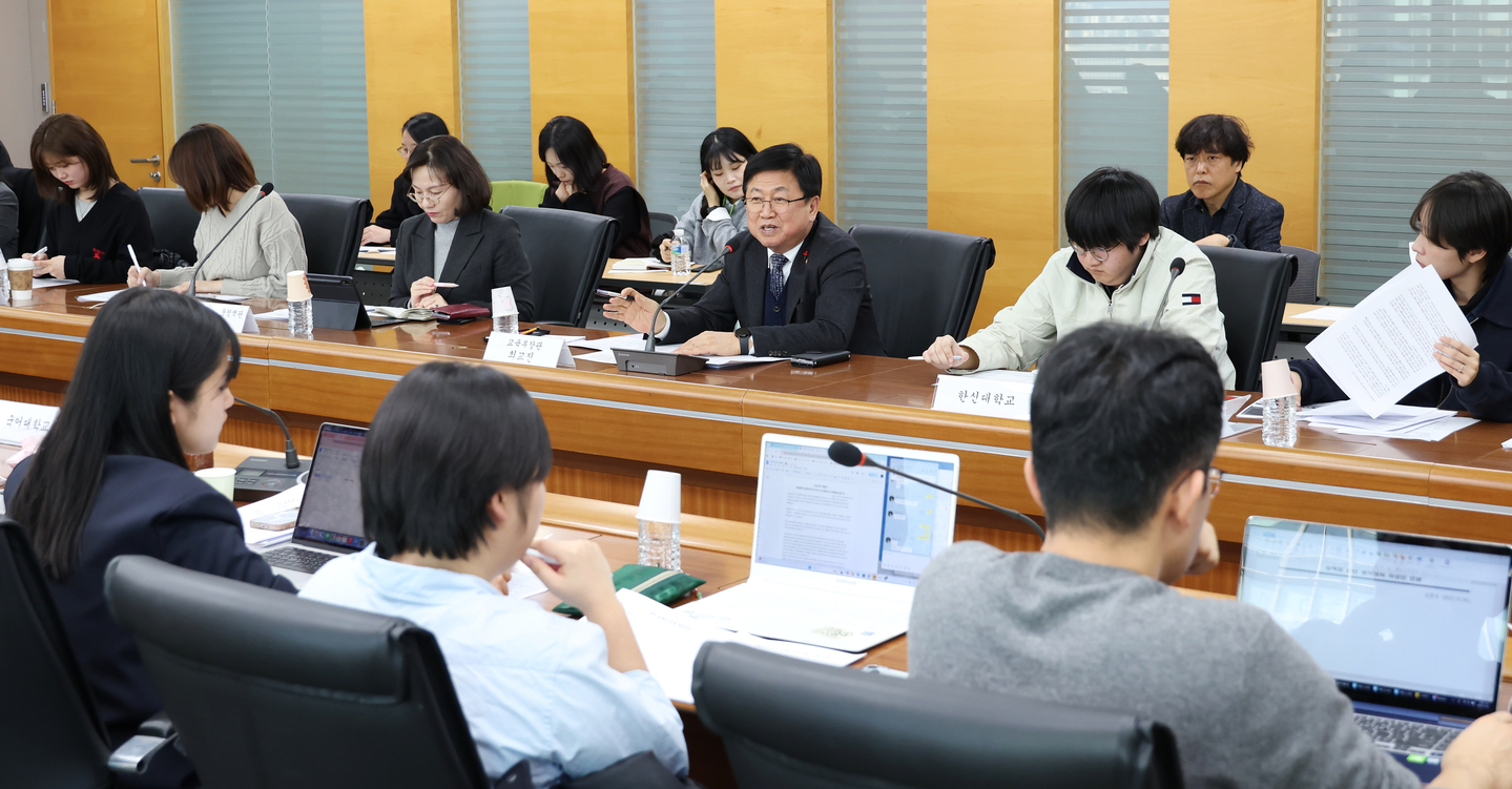 Education Minister Choi Kyo-jin talks to university student council presidents on Dec. 30, 2025 to discuss how students feel about tuition increases. The Education Minister met with students again on Jan. 13 to hear updates on how tuition deliberation committees are operating at each university. [YONHAP] 