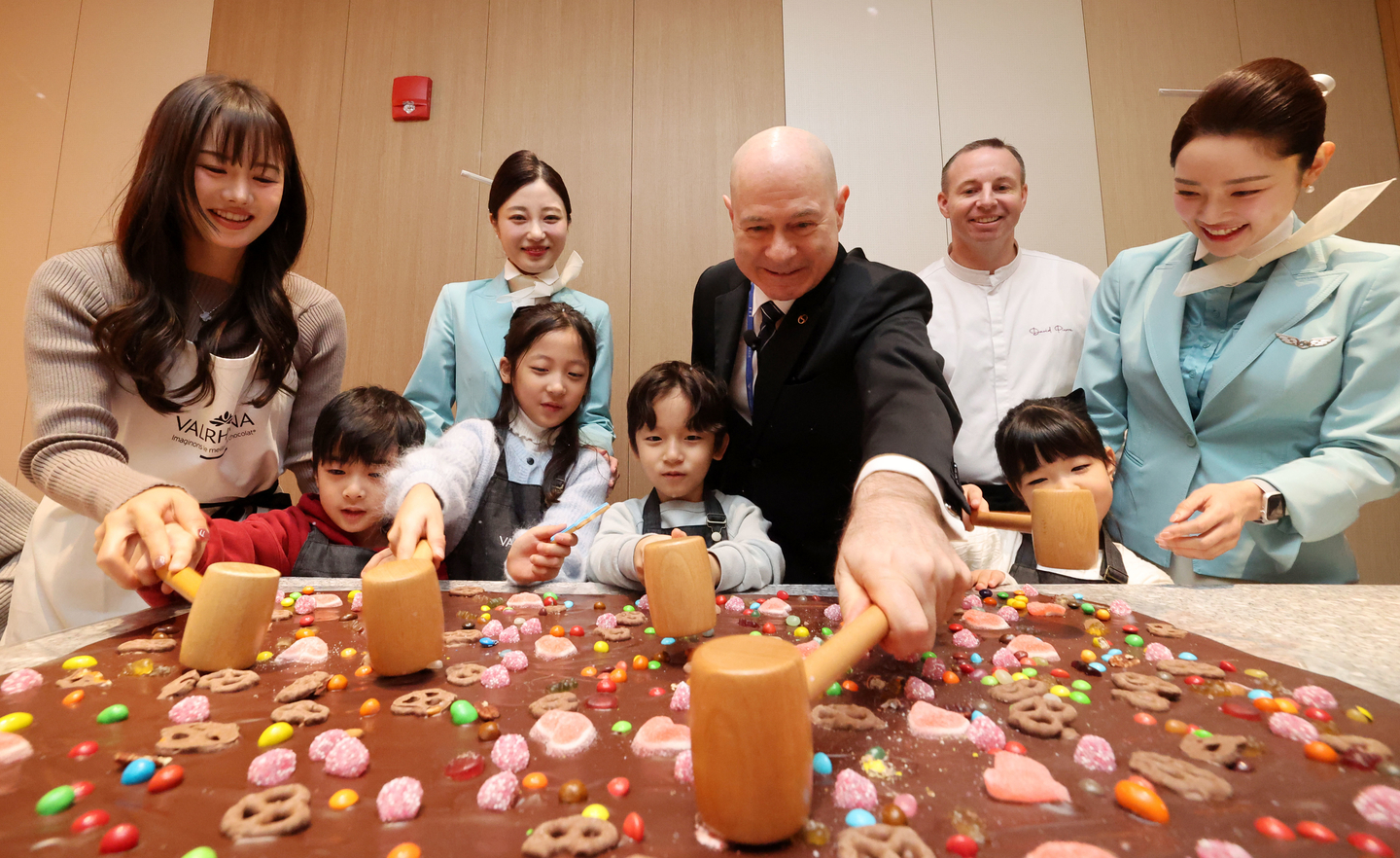 David Pacey, the executive vice president of inflight service and lounges at Korean Air, front center, and other officials use the new cooking studio at the recently renovated Prestige Garden East lounge at Incheon International Airport Terminal 2 on Jan. 13. [NEWS1]
