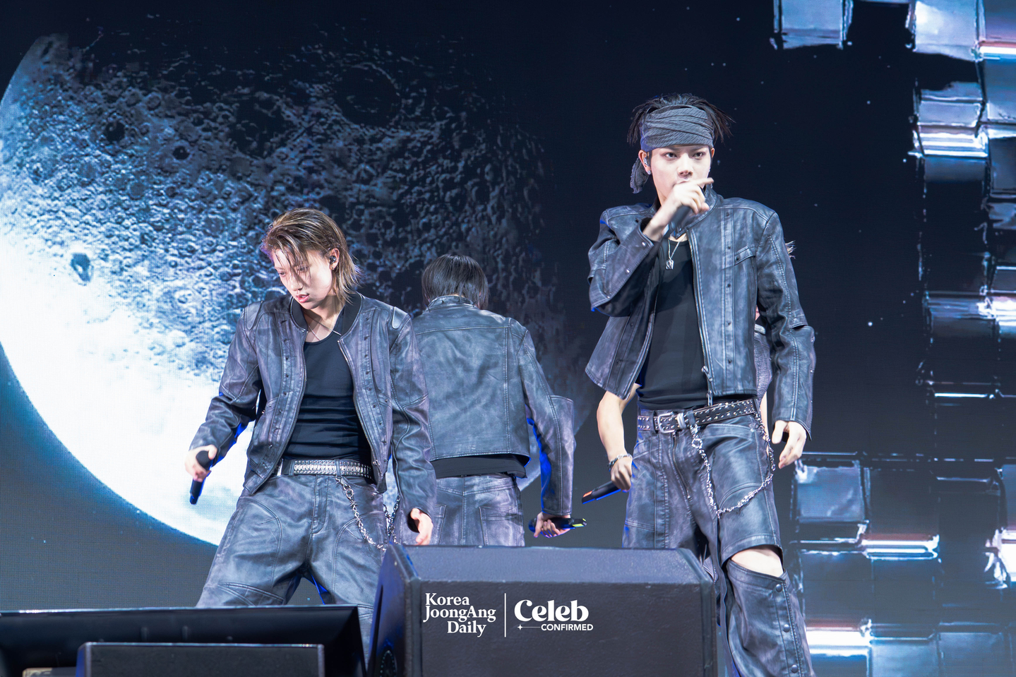Boy band LNGSHOT performs the lead track “Moonwalkin'” during a showcase for the release of its first EP, ″Shot Callers,″ at Myunghwa Live Hall in western Seoul on Jan. 13. [DANIELA GONZALEZ PEREZ] 