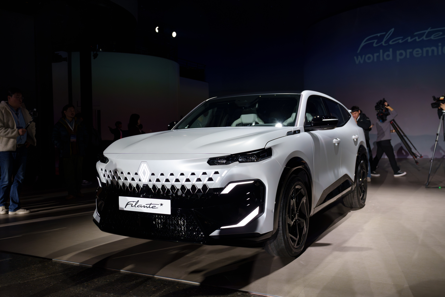 Renault Filante, the French automaker's global flagship vehicle, was unveiled Jan. 13 in eastern Seoul. [CHO YONG-JUN]