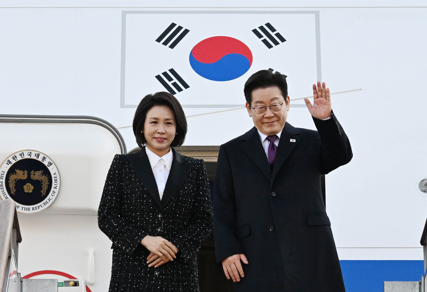 President Lee Jae Myung and first lady Kim Hea Kyung wave as they depart for Japan from Seoul Air Base in Seongnam, Gyeonggi on Jan. 13. [JOINT PRESS COPRS]