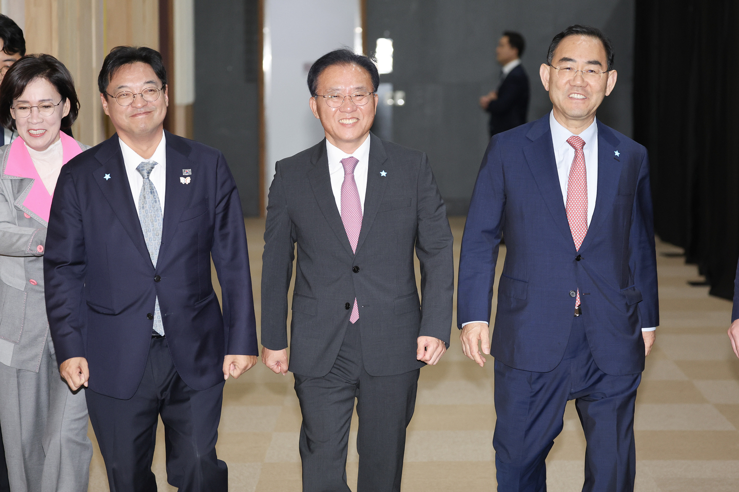 Joo Ho-young (right), deputy speaker of the National Assembly, and Yun Jae-ok (center) of the People Power Party enter an event venue at EXCO in Buk-gu, Daegu, on Oct. 24, 2025. [JOINT PRESS CORPS]
