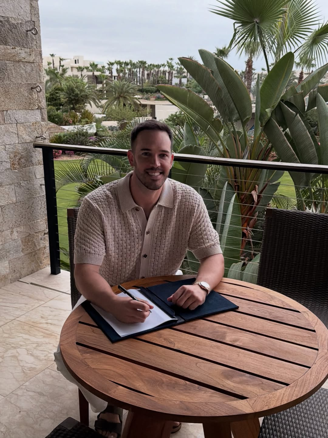 New SSG Landers pitcher Drew VerHagen signs his contract with the club in this file photo provided by the Landers on Dec. 6, 2025. [SCREEN CAPTURE]
