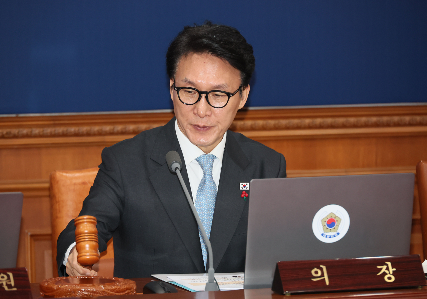 Prime Minister Kim Min-seok bangs the gavel during a Cabinet meeting at the government complex in central Seoul on Jan. 13. [YONHAP] 