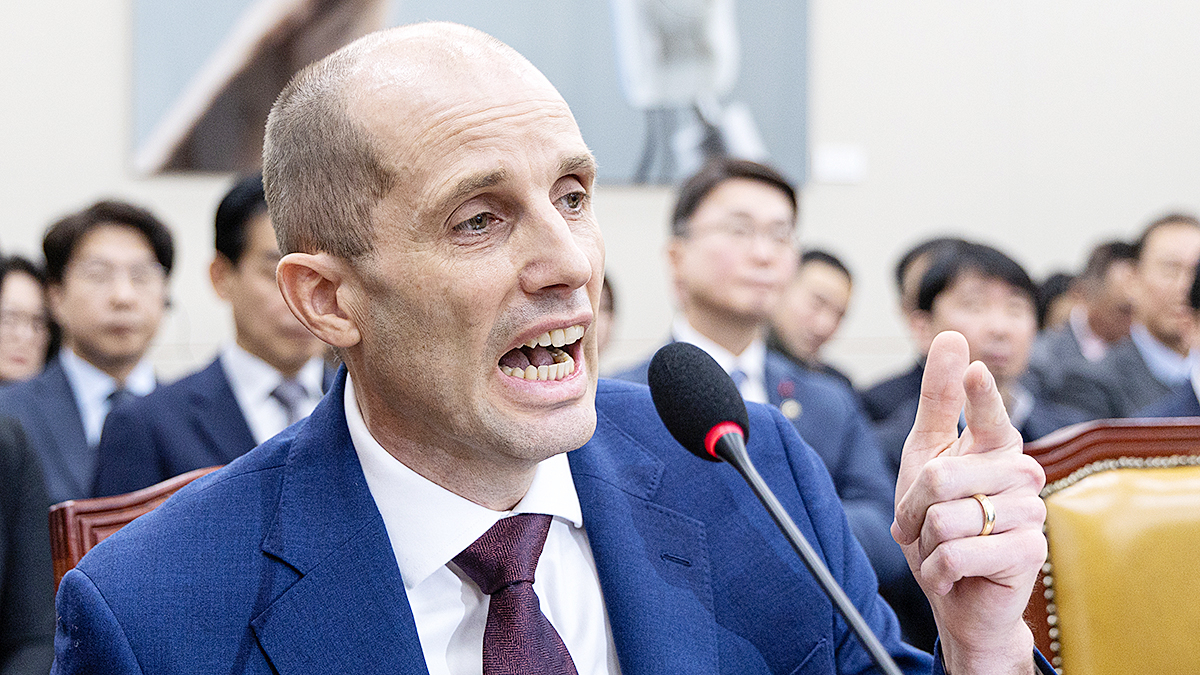 Harold Rogers, the interim CEO of Coupang Korea, answers lawmakers’ questions at a joint parliamentary hearing on Coupang's security breach, personal data leak, unfair trade practices and labor conditions at the National Assembly in Yeouido, Seoul, on Dec. 30, 2025. [NEWS1]