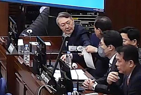 Defendants facing charges of leading an insurrection, including former President Yoon Suk Yeol, center, are seen during a hearing at Seoul Central District Court in Seocho District, southern Seoul, on Jan. 9. [SEOUL CENTRAL DISTRICT COURT]