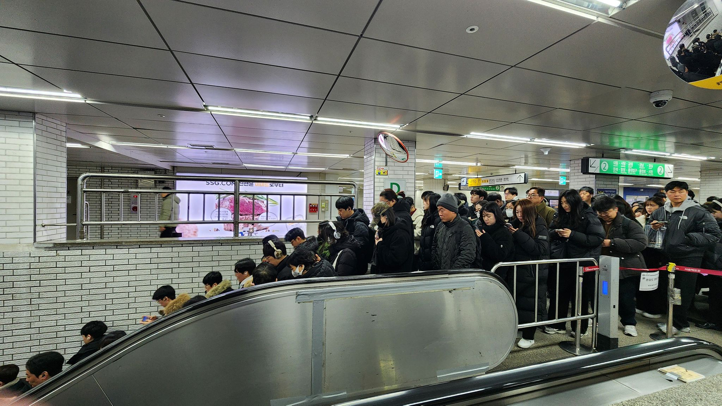 Passenger lines stretch long in the transfer passage between Subway Lines 1 and 2 at Sindorim Station in Guro District, western Seoul, on the morning of Jan. 13. [LEE GYU-RIM]