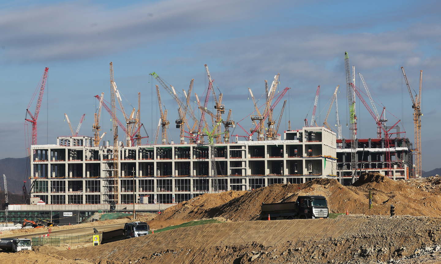 Construction is underway at the Yongin Semiconductor Cluster general industrial complex in Wonsam-myeon, Cheoin-gu, Yongin, on Jan. 9. [JOINT PRESS CORPS]