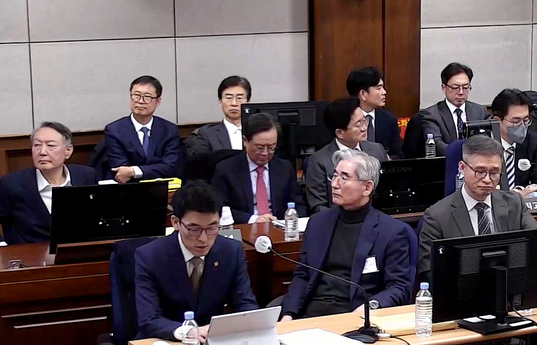 Defendants facing charges of leading an insurrection, including former President Yoon Suk Yeol, second row, far left, and former Minister of National Defense Kim Yong-hyun, first row center, are seen during a hearing at Seoul Central District Court in Seocho District, southern Seoul, on Jan. 9. [SEOUL CENTRAL DISTRICT COURT]