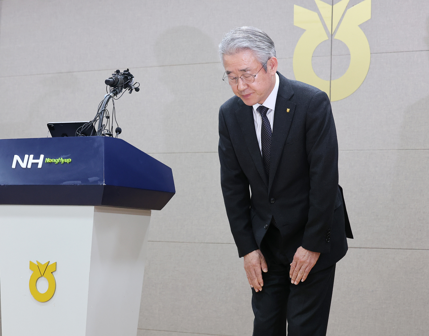 Kang Ho-dong, head of the National Agricultural Cooperative Federation, also known as Nonghyup, apologizes after issuing a public apology at its headquarters in central Seoul on Jan. 13 over recent allegations of lax management. [YONHAP] 