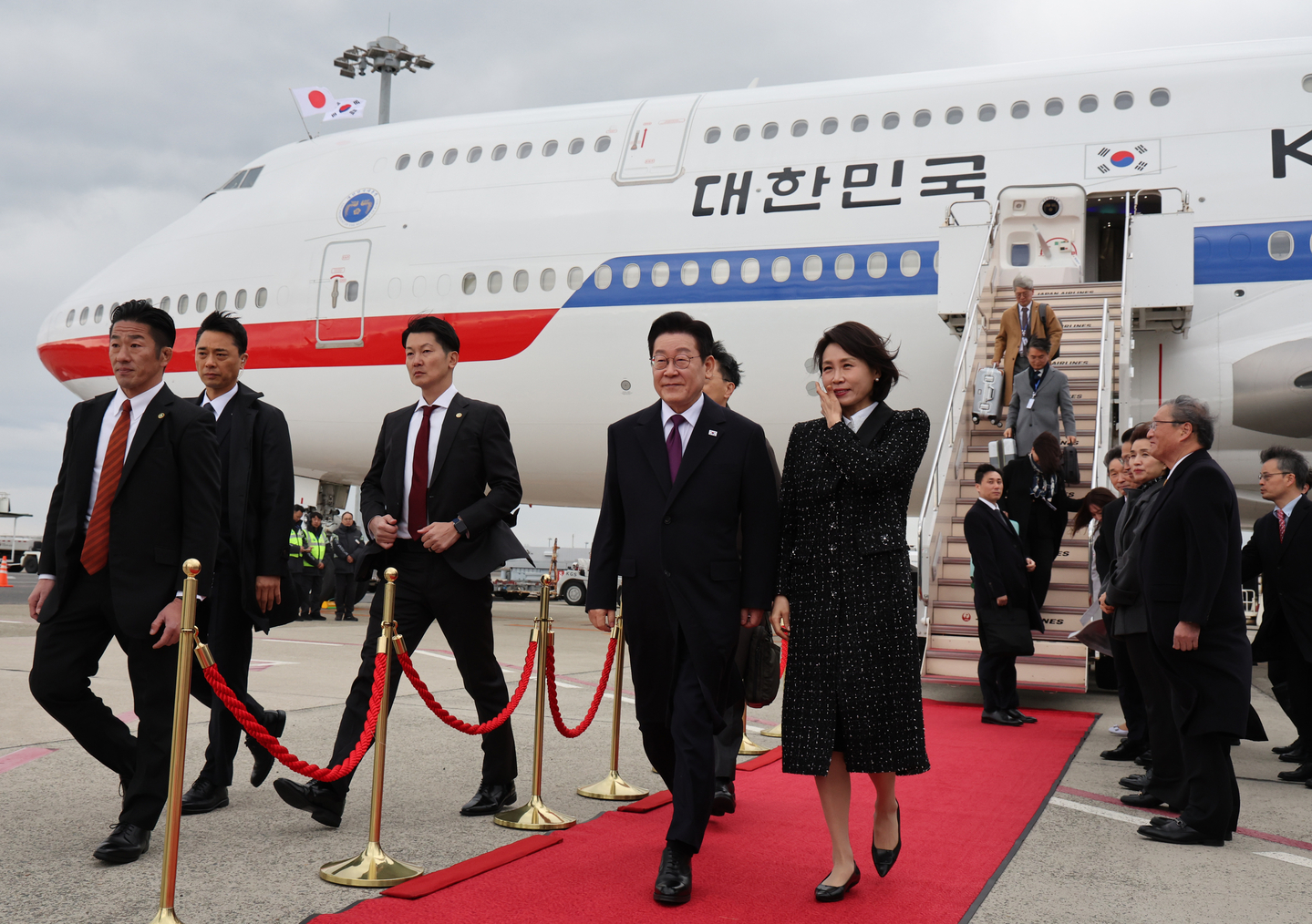 President Lee Jae Myung and first lady Kim Hea Kyung arrive at Kansai International Airport in Osaka, Japan on Jan. 13. [YONHAP]