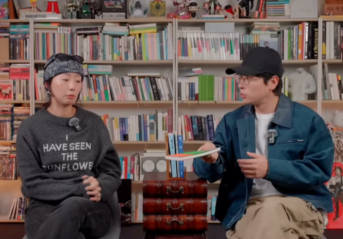 Actor Park Jeong-min, right, recommends a poetry book on a YouTube channel in December 2025. [SCREEN CAPTURE]