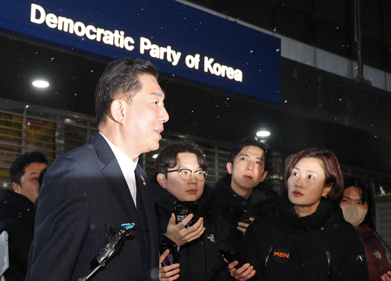 Democratic Party lawmaker Kim Byung-kee leaves the party headquarters in Yeouido, western Seoul, after presenting his case on corruption allegations surrounding him and his family at a meeting of the party’s ethics tribunal on Jan. 12, 2026. [NEWS1]