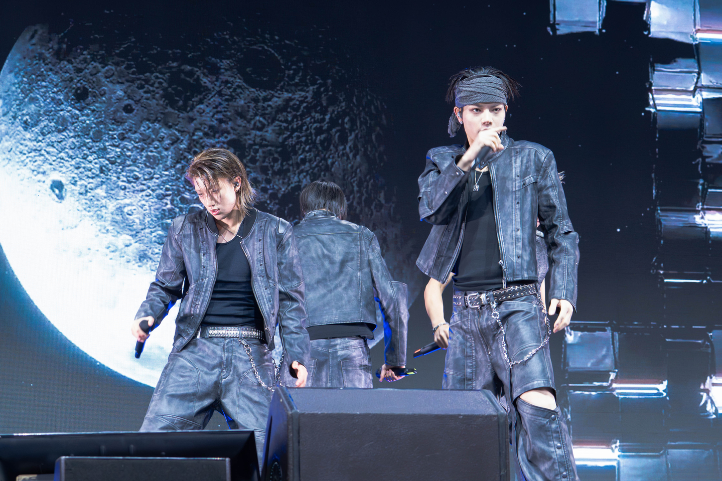 Boy band LNGSHOT performs ″Moonwalkin',″ the lead track of its debut EP ″Shot Callers,″ during its debut showcase held at Myunghwa Live Hall in western Seoul on Jan. 13. [DANIELA GONZALEZ PEREZ]