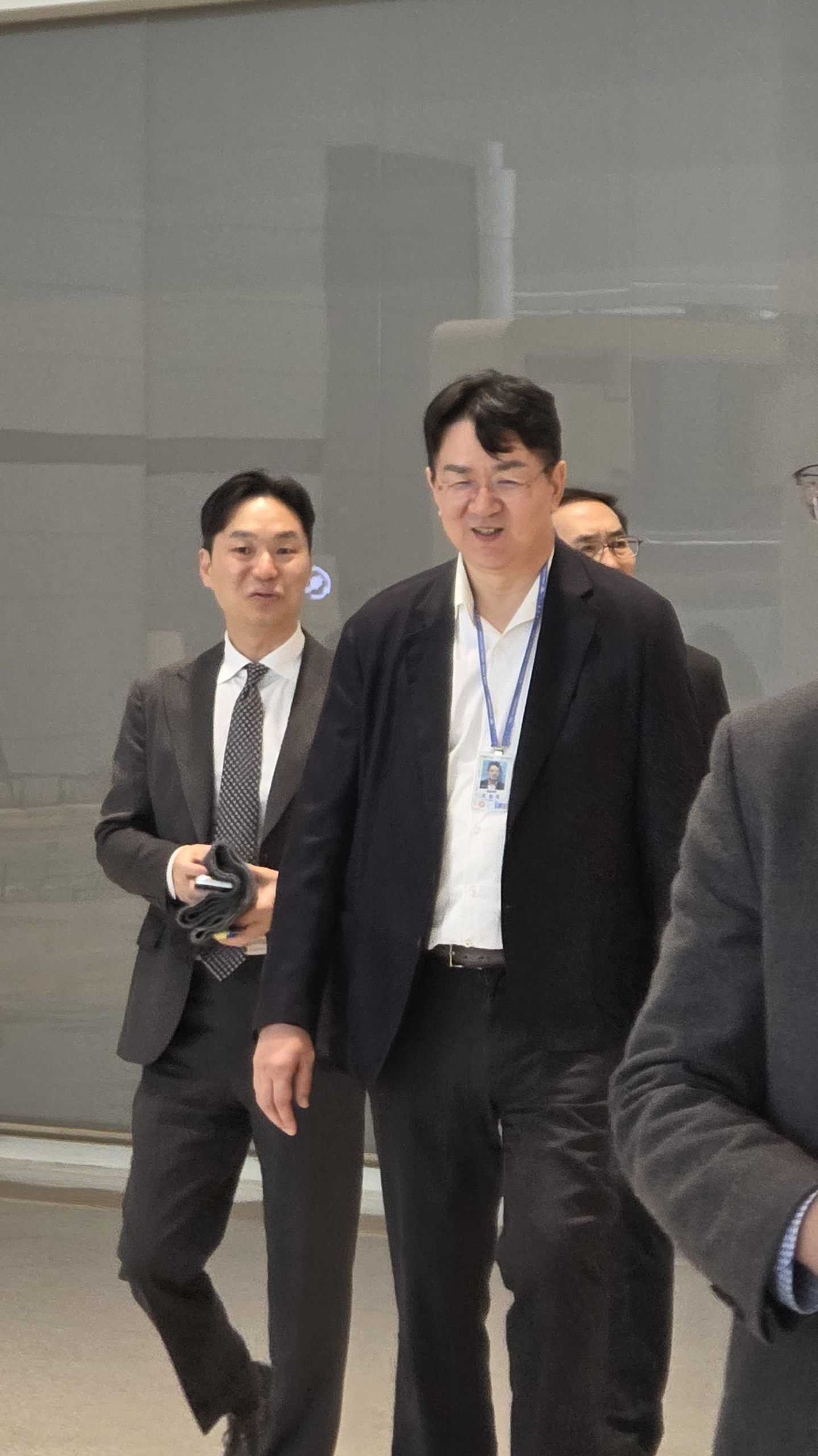 Hanjin Group Chairman Cho Won-tae, second from left, is seen visiting Asiana Airlines' new check-in counters and terminals at Incheon International Airport Terminal 2 on Jan. 14. [LEE YOUNG-KEUN]