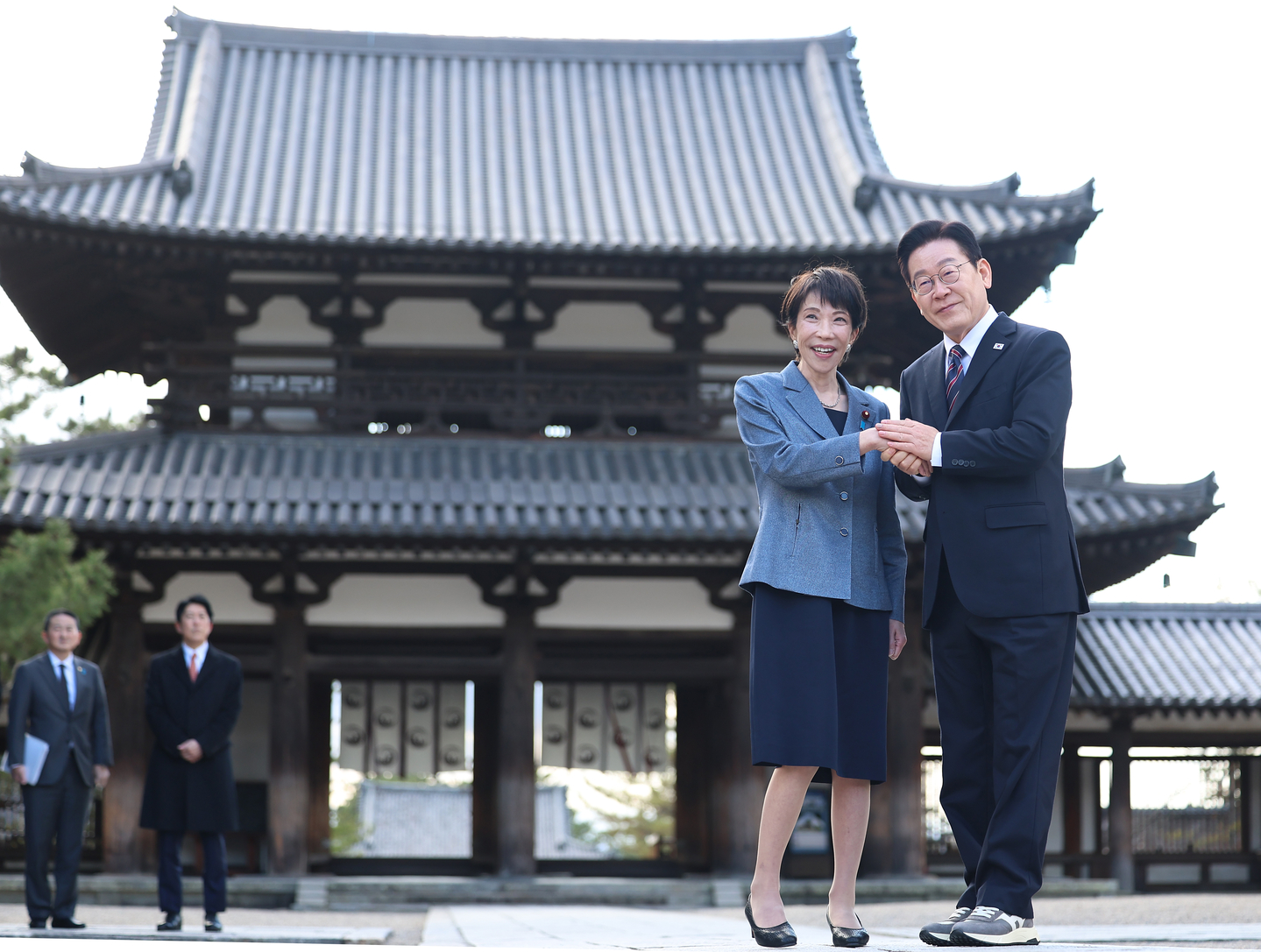 President Lee Jae Myung, right, and Japanese Prime Minister Sanae Takaichi pose for a photo during a visit to Horyu-ji, a World Heritage-listed Buddhist temple founded in the seventh century, in Nara Prefecture on Jan. 14/ [YONHAP]