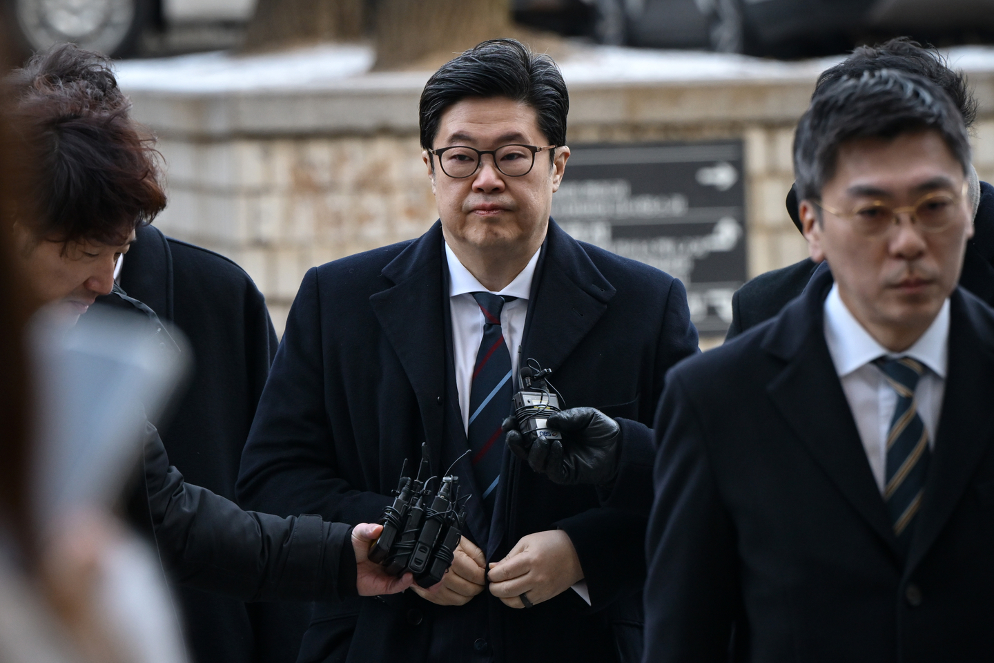 Michael ByungJu Kim, chairman of MBK Partners, arrives at the Seoul Central District Court in Seocho District, southern Seoul, on Jan. 13 for a pretrial detention hearing. [YONHAP]
